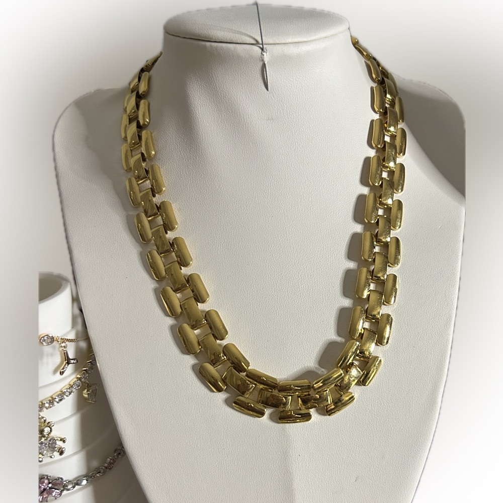 Vintage Trifari Gold Tone Panther Link Necklace stamped 17 inch
